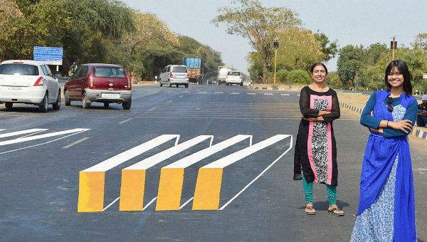 Saumya Pandya Thakkar y Shakuntala Pandya en uno de los pasos de peatones 3D creados en La India.