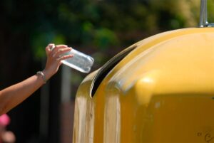 Contenedor amarillo para reciclar
